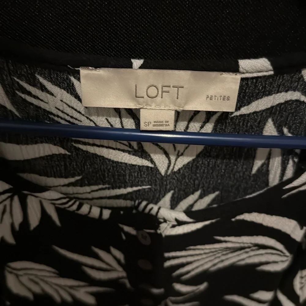 Loft Petite Blouse – Size Small – Stylish & Chic – $15! - Picture 2 of 3